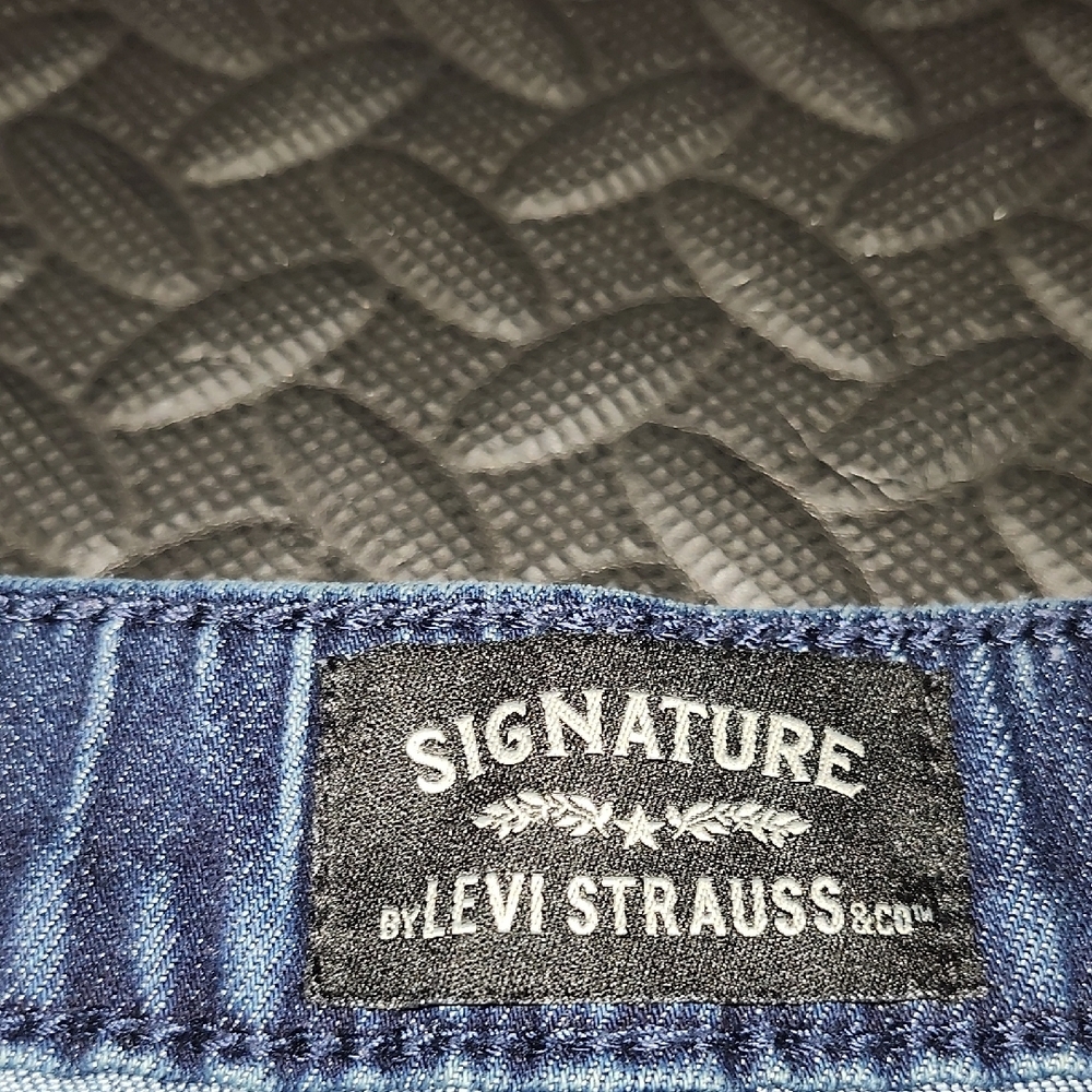 Signature by Levi Strauss Dark Blue Jean Shorts Size L - Picture 2 of 6
